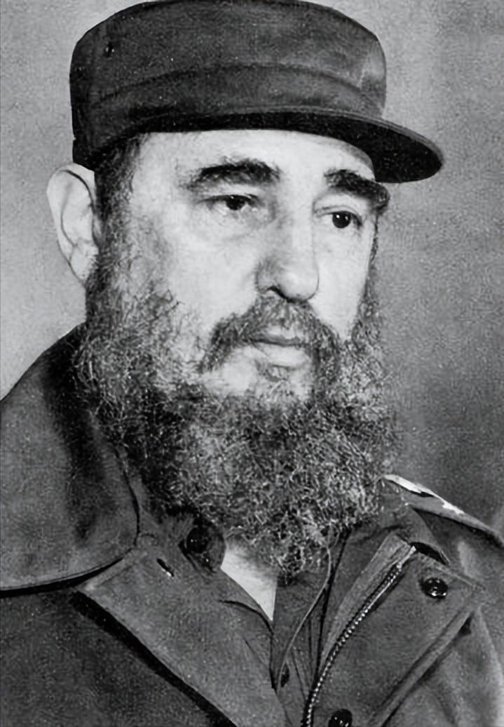 🌞1994年，卡斯特罗来中国大使馆吃饭，在菜园里发现了一个绿色的水果，觉得