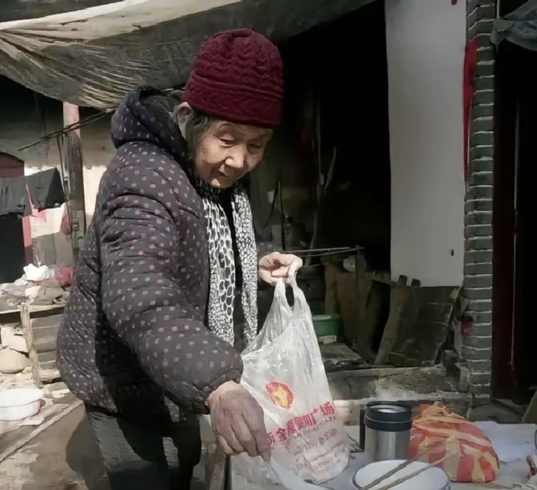 我认识的又许秋爷爷，今年63，上个月体检报告出来，血脂、肝肾、血糖全在理想范围，