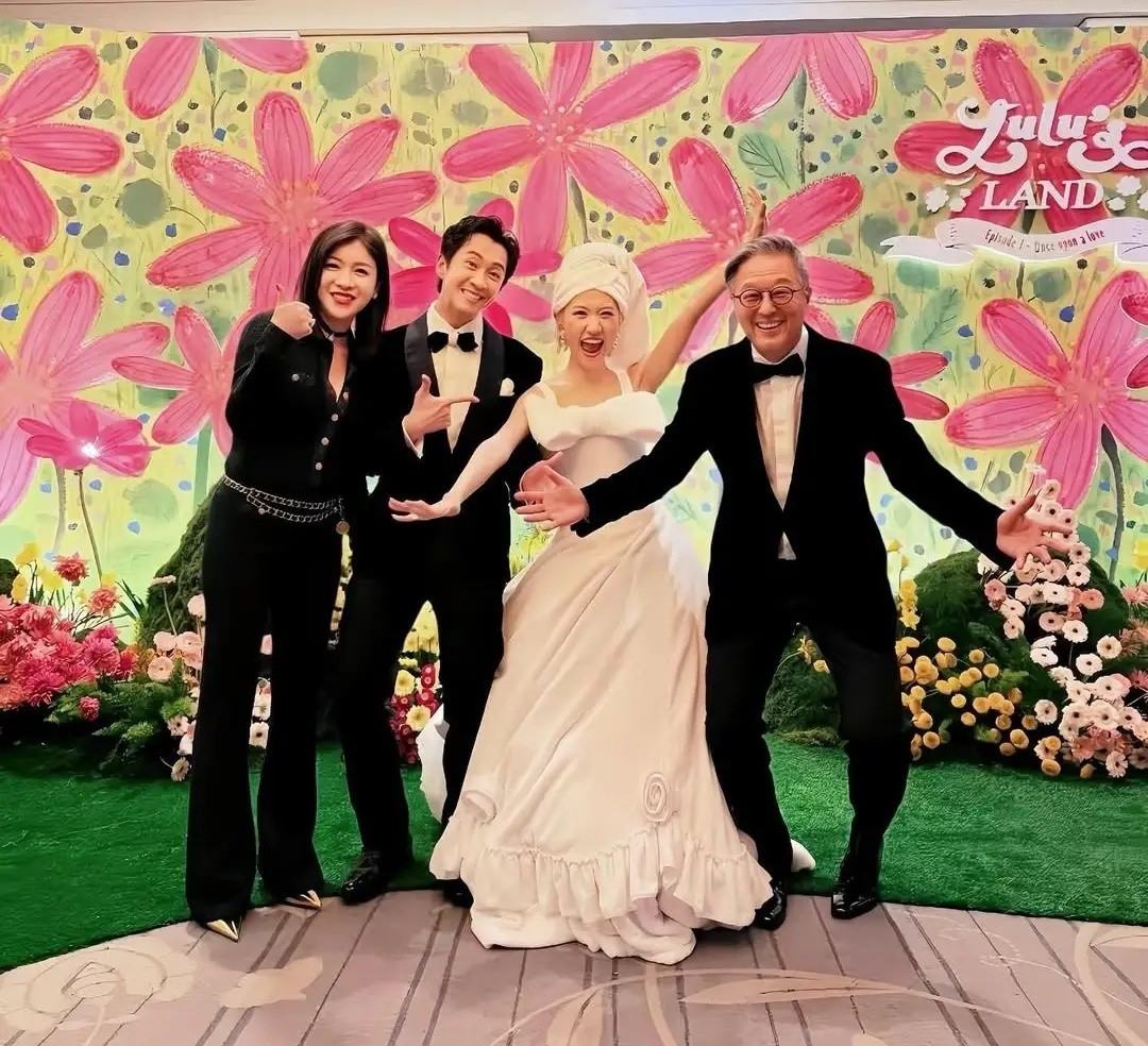 陈汉典婚礼的风格还蛮搞怪的，新娘子lulu的浴巾造型也太可爱了！这套婚纱真的很有