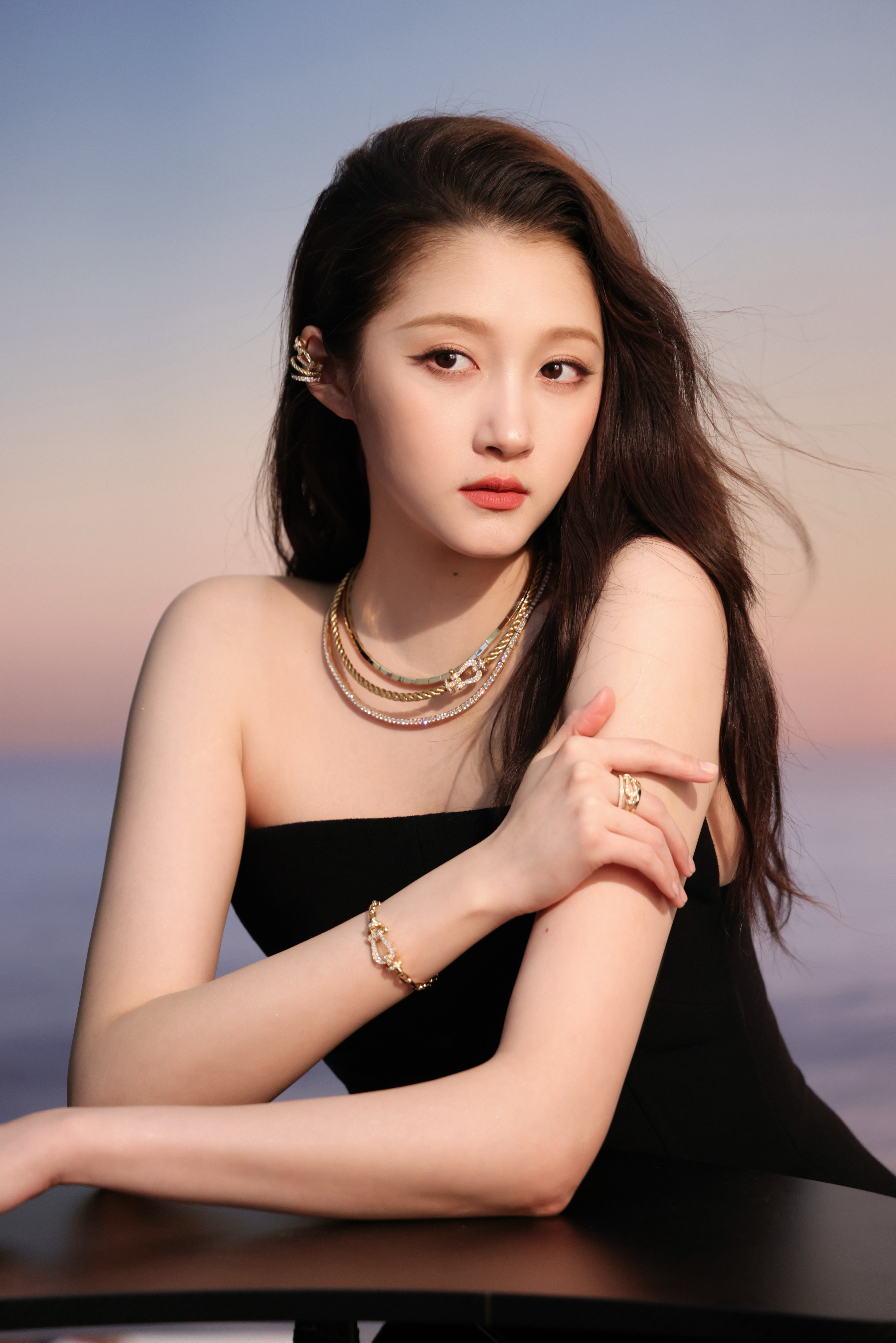 璀璨闪耀，从容适宜，定格心动时刻。​​​关晓彤关晓彤跳了美美桑内​​​