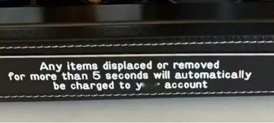 “离大谱了！”一女子一家三口去旅游，入住某中高档酒店，进入房间后，她看迷你吧台摆