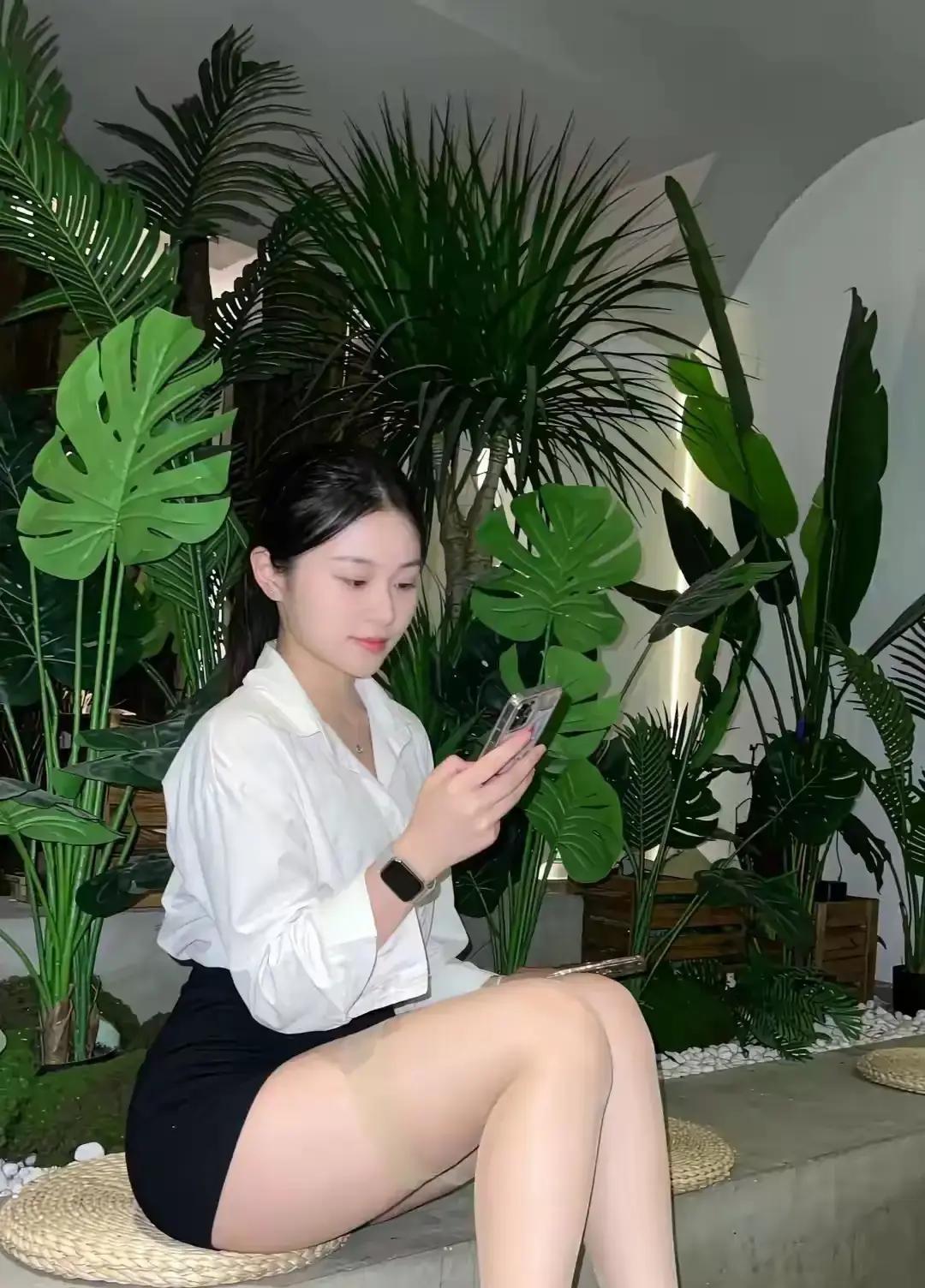 一直在说央视和各大卫视的女主持人主持节目的时候，只能穿肉色透明连裤袜，不能穿长筒