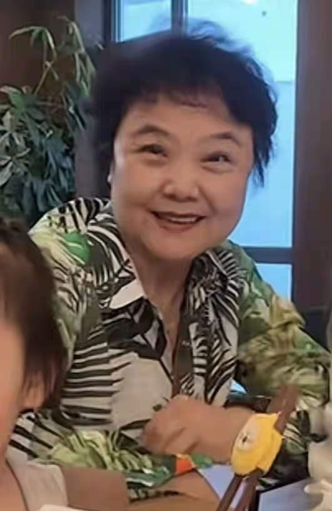 前几年看梁欢的照片，还是那种圆润、朴素的中年女性模样。谁能想到，英达66岁寿宴