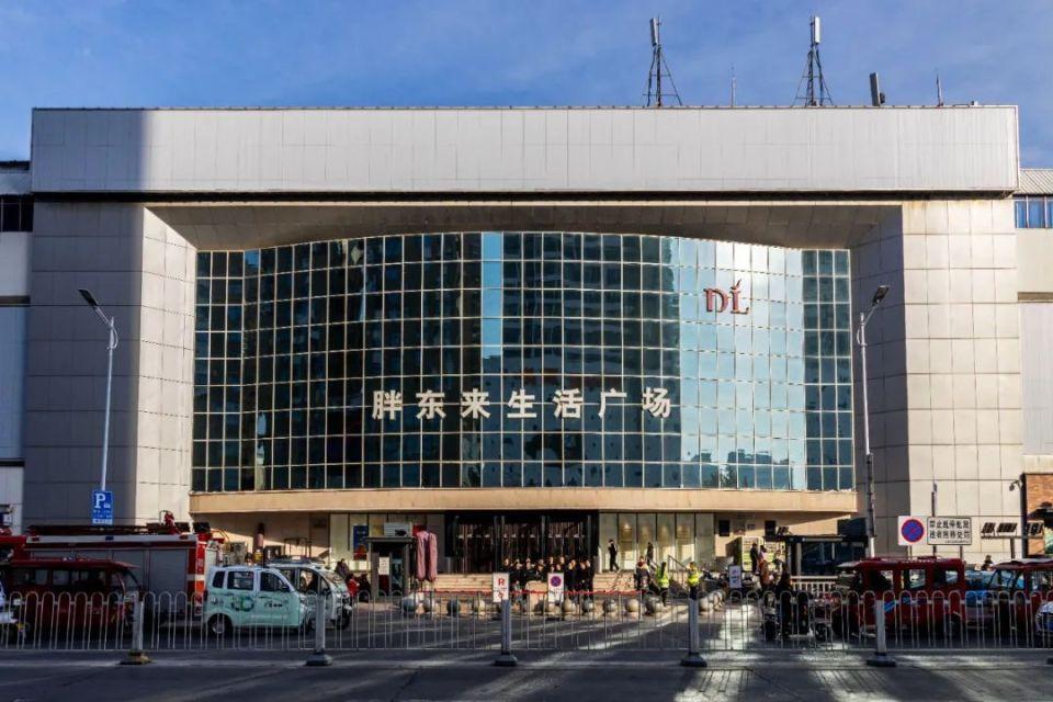 这两天，胖东来宣布关闭运营25年的许昌生活广场店的消息，引发网友广泛关注，尽管其