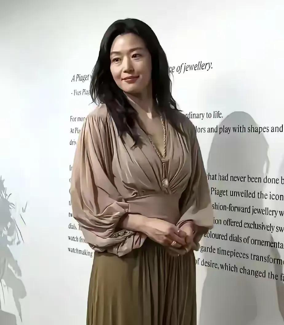 全智贤，断崖式衰老！万万没想到，我的偶像全智贤也发福了，这身材简直就是路人大妈