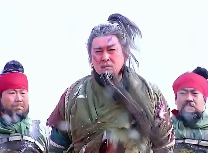 关羽一身傲骨，宁死不降，可很多人纳闷，兵败被俘那一刻，他为什么不直接自刎保全名节？很多人没看懂当时的