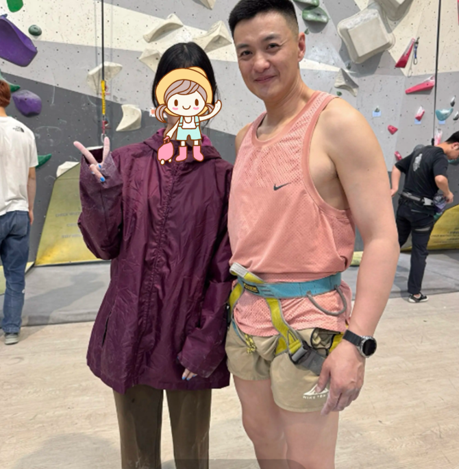 44岁周一围攀岩被偶遇这形象与荧幕上反差好大当日，周一围穿着一件粉色运动背心，