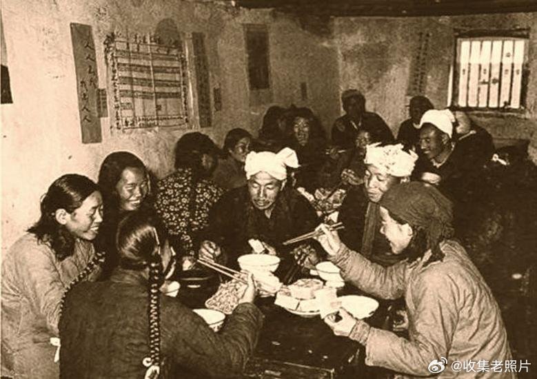 上世纪60年代，湖北农村的集体食堂。公知脑洞真大，却说那会儿的人饿到吃土。