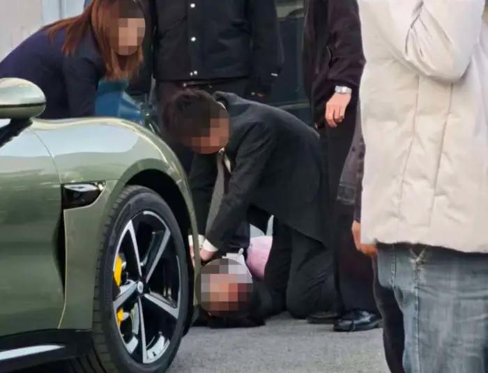 买车原地撞人，刹车当油门？邪性！刚刚刷视频刷到一则奇闻，杭州一