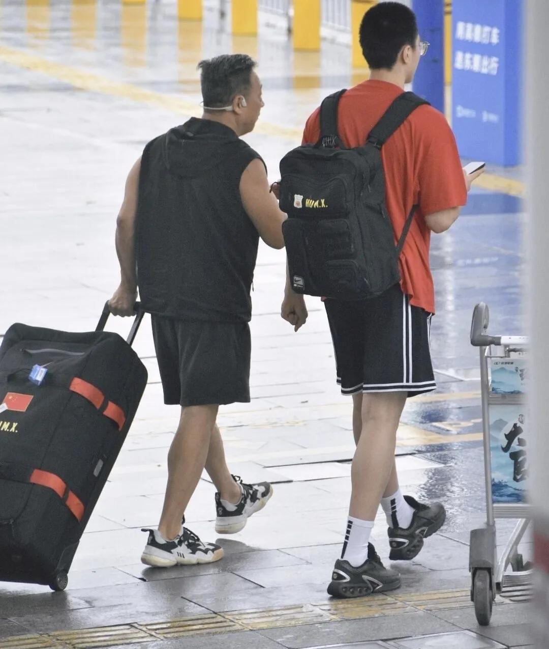 胡明轩这么大了还被爸爸接“放学”！无论是胡明轩俱乐部的队友还是国家队的队友都非