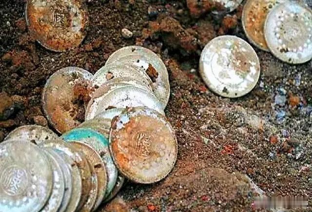 上海工地疑似挖到大量银元12月11日媒体报道，12月10日上海市民扎堆一工地挖银