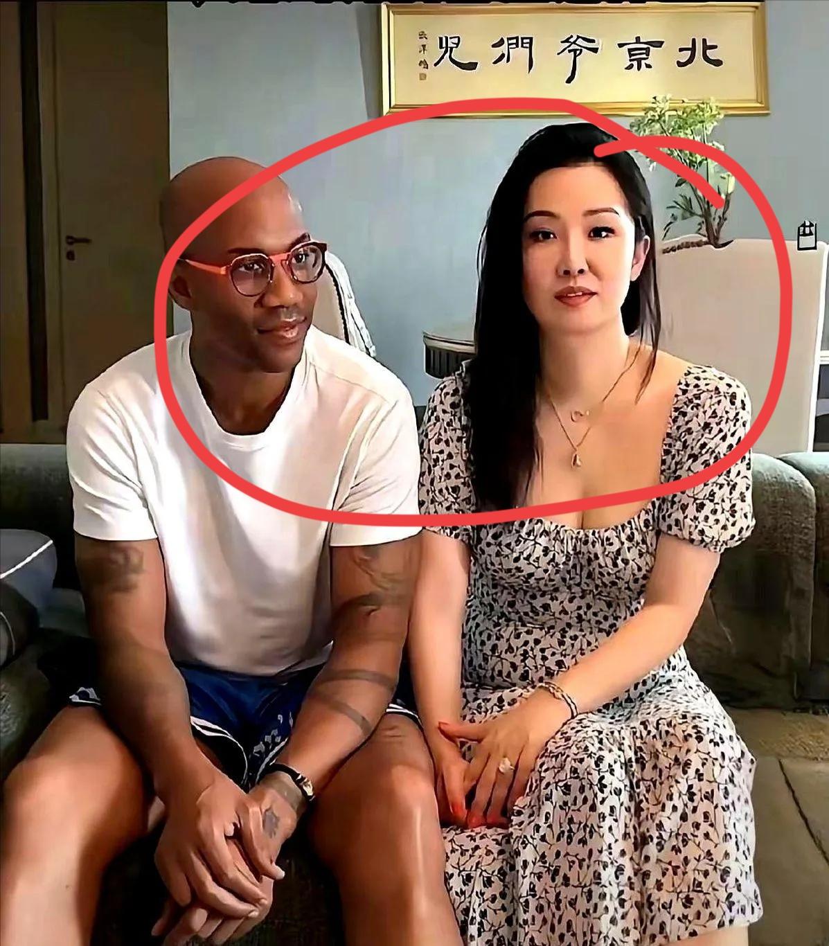 马布里，48岁，刚领着一位中国姑娘去领了证。不是哪位球迷，是唱《中国好声音》的汪