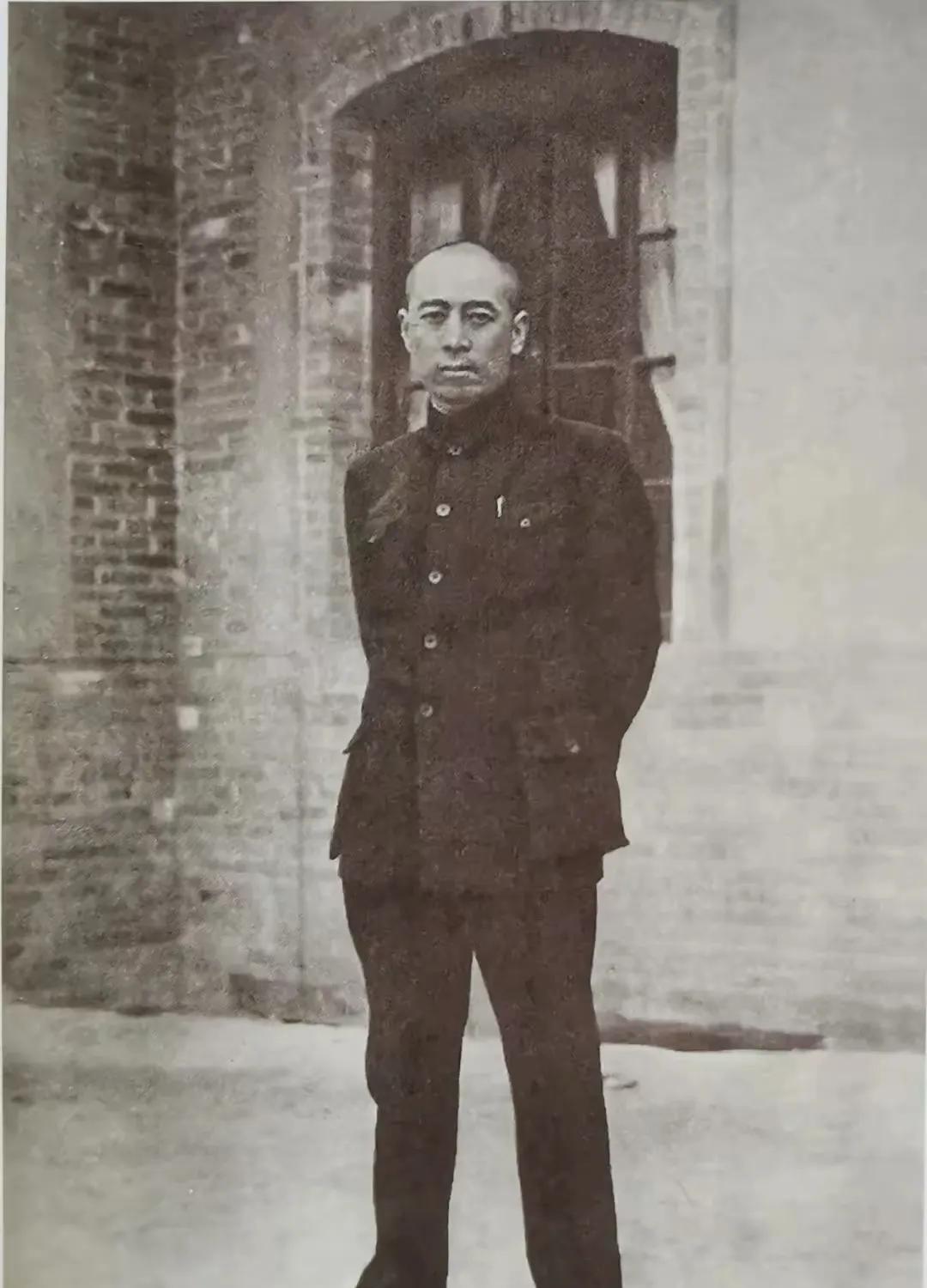 1937年周恩来在西安红军办事处拍摄的照片，这才是周恩来真实的容貌，不是演员所扮