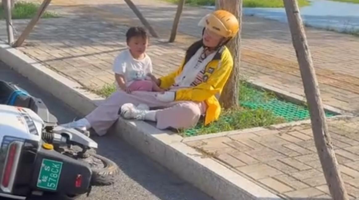 亳州一女外卖骑手大热天送餐，中暑倒地，路过男子看到，要打120，谁料，女子立刻急
