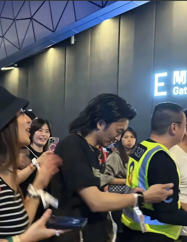 这个谢霆锋的模仿者，也太像谢霆锋了吧，却也容易辨认——他复刻的是谢霆锋某一时