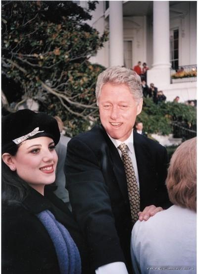 1996年，莱文斯基被克林顿放了根雪茄进她身体里，后来就由此引发了一场大麻烦！