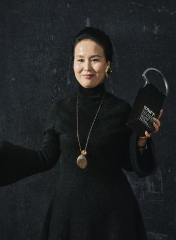 她因琐事与丈夫争执，持19厘米水果刀蓄意捅刺丈夫胸部致其主动脉破裂死亡，被法院判