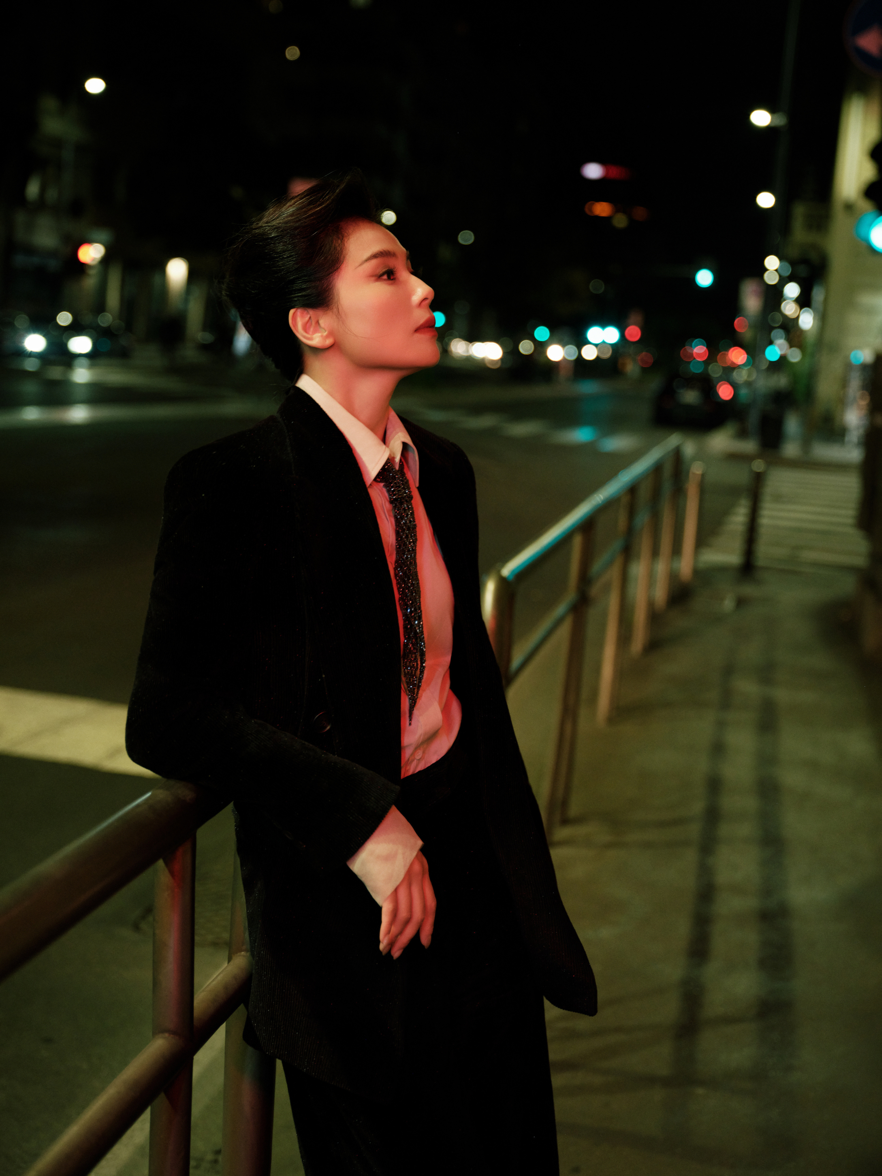 去年的港风大美女也很配今年米兰的刘涛～姿势还差不多～​​​