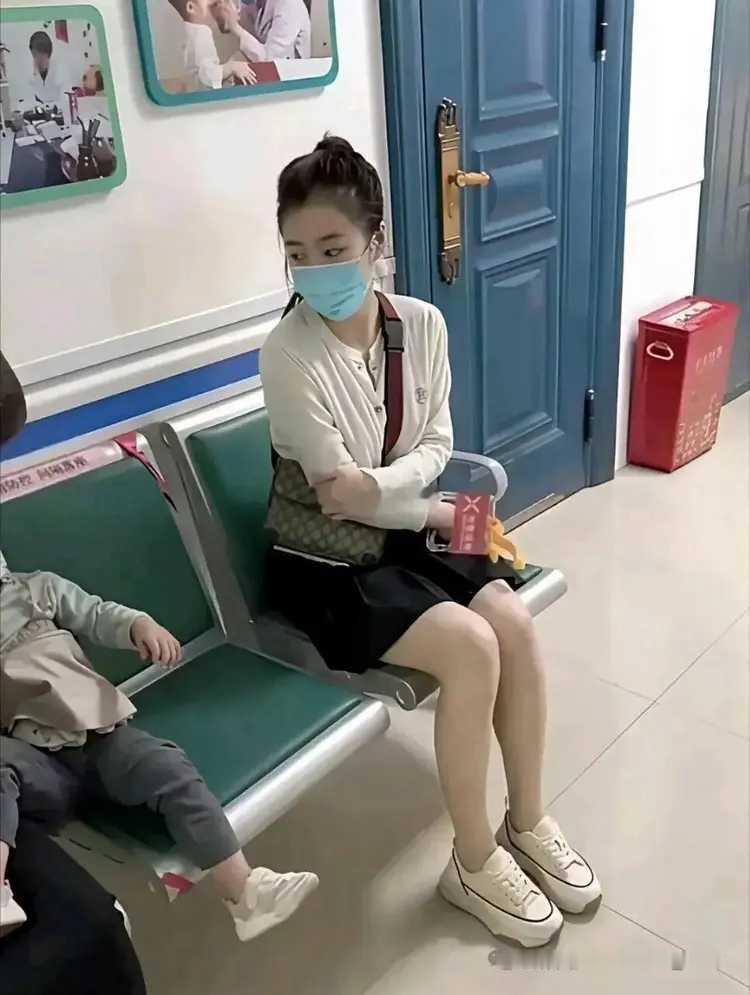 孩子很好奇，姐姐是怎样把公交车上的吊环套进手腕里的。