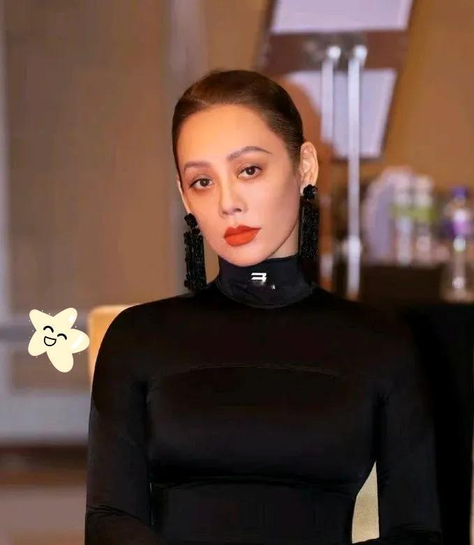 宁静44岁被徐帆点破“更年期”，这事戳中了多少女性的误区！总觉得更年期是“