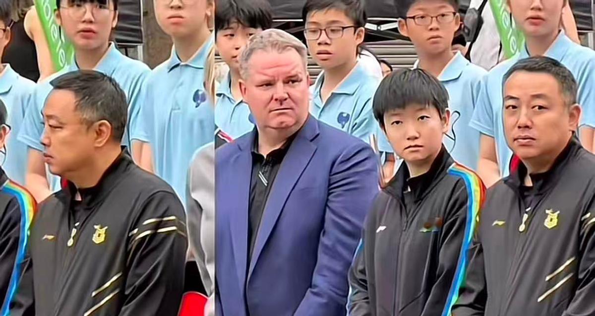 刘国梁在她耳边说了一句，孙颖莎脸上的笑，一下就没了。不是挨骂，是加练通知。明
