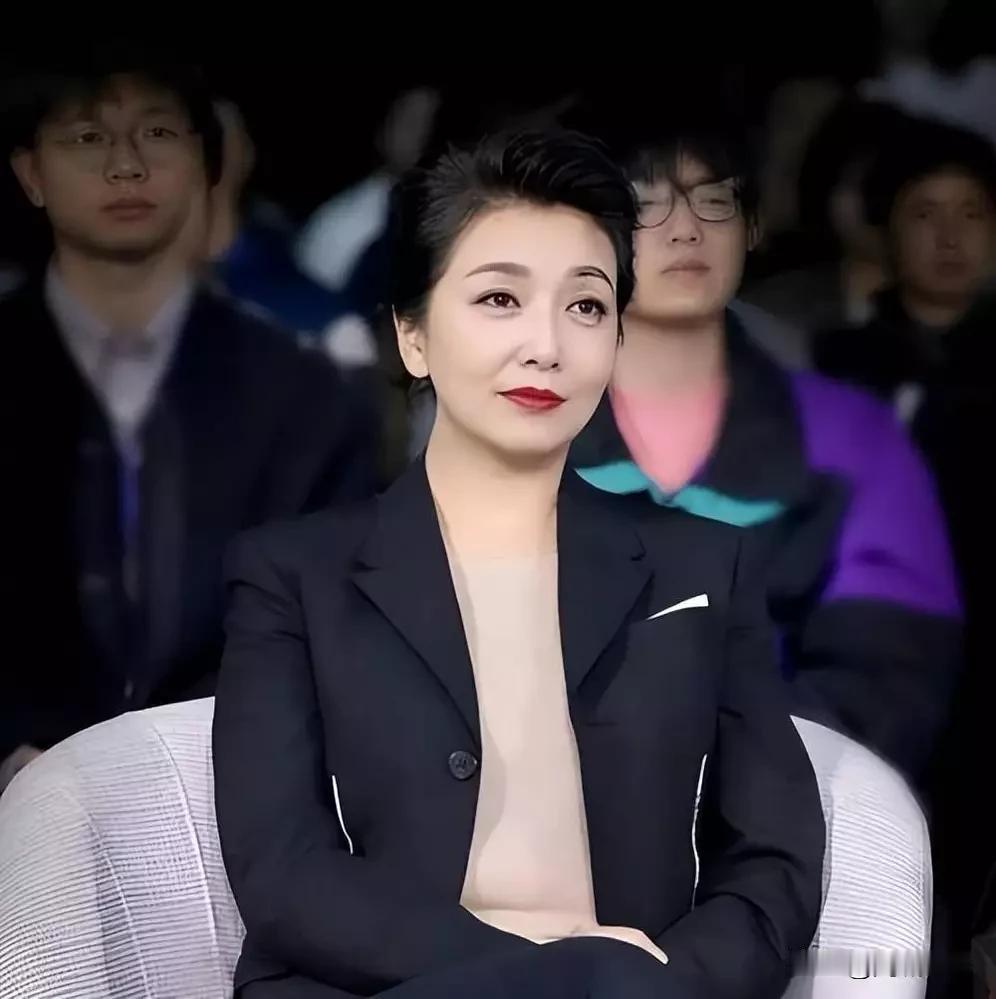 江珊58岁仍全国巡演：没退休金，哪敢停下？ 进人艺3个月她就辞职追梦，《过把