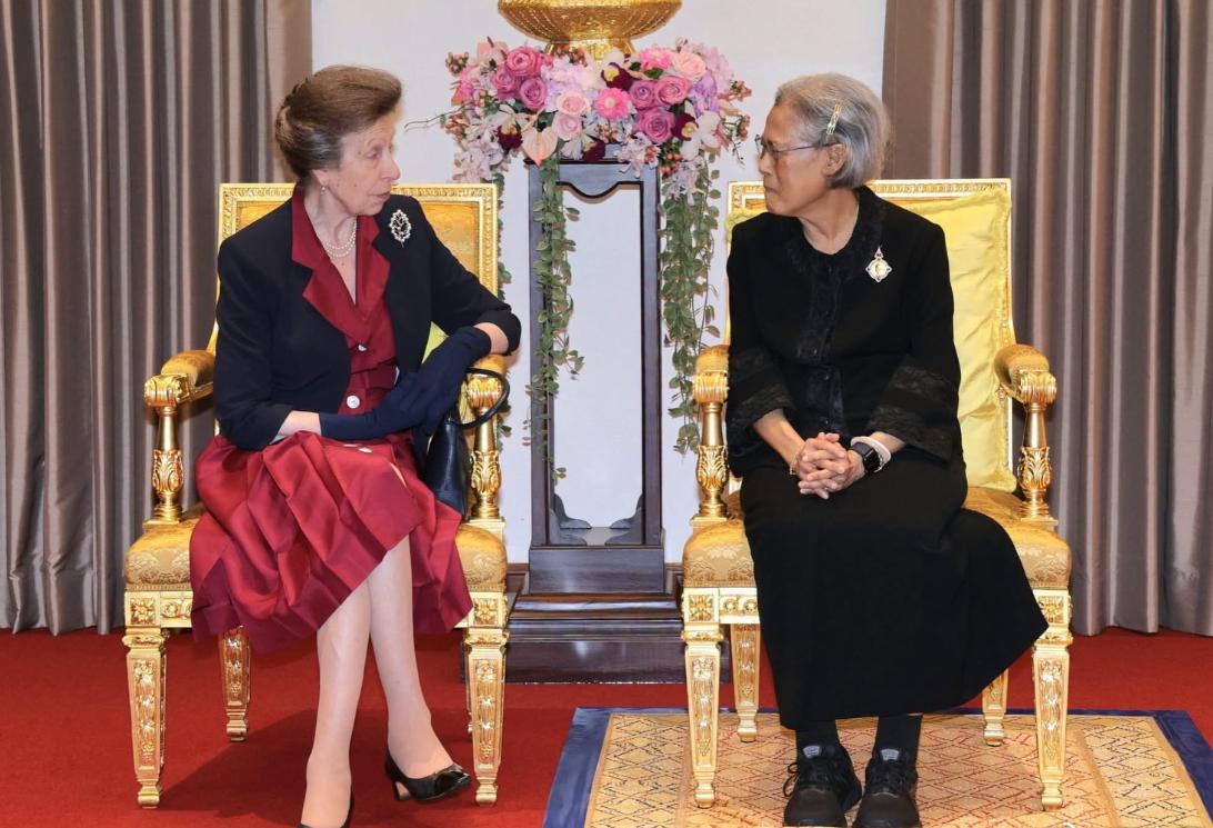 诗琳通公主接待安妮公主，椅子下铺着一个毯子，象征着她在泰王室的身份与地位！7月1