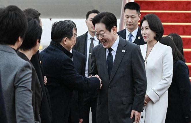 李在明上海机场接机名场面！半步不离的保镖火了！1月7日的接机现场，保护李在明的关