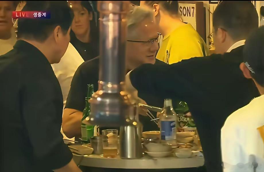 黄仁勋的地位有多高：在韩国喝夜啤酒，左边的SK集团会长崔泰源给他倒酒，右边的LG