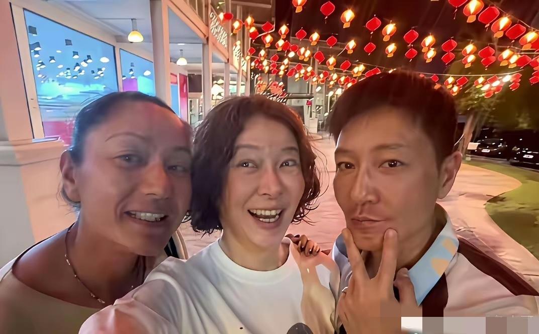 53岁的柯蓝与瞿颖在泰国共度春节，好友李宗翰亦相伴左右。引人注目的是，两人曾