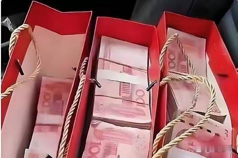 保定这桩事看得人心里五味杂陈，女子打扫衣柜翻出丈夫偷偷藏的二十万现金，她没声张，