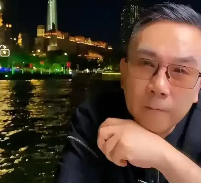 杨仪完了我说的相声园子没什么人去，生意不咸不淡。听相声，要么冲着作品，要么