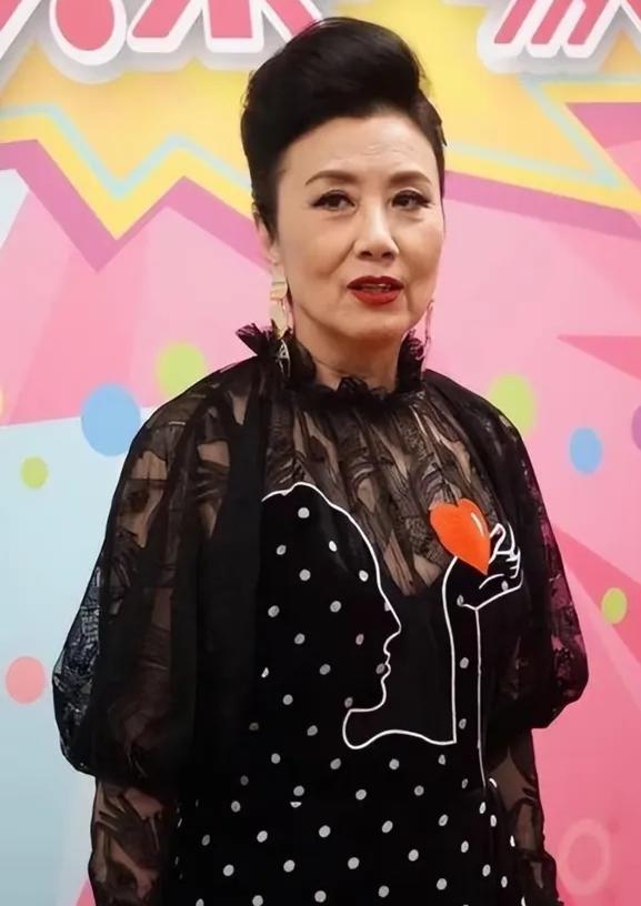 1992年TVB晚会，曾志伟当众调侃汪明荃和罗家英是狗男女，汪明荃当场脸色大变。