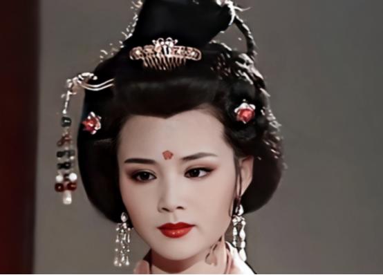 公元700年，张昌宗将77岁武则天折腾的筋疲力尽。半夜衣衫不整地偷偷走出房间来到