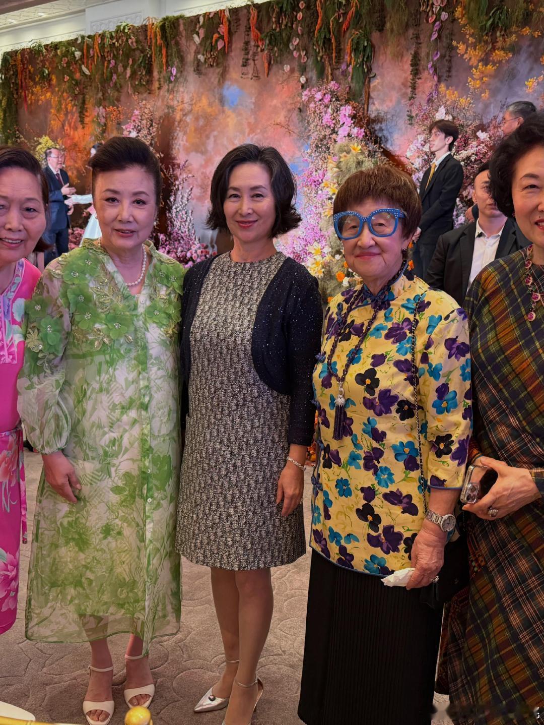 奚梦瑶何猷君答谢宴还去了好多名人明星，看到晓明哥、袁弘两口子了#何猷君奚梦瑶婚礼答谢宴#​