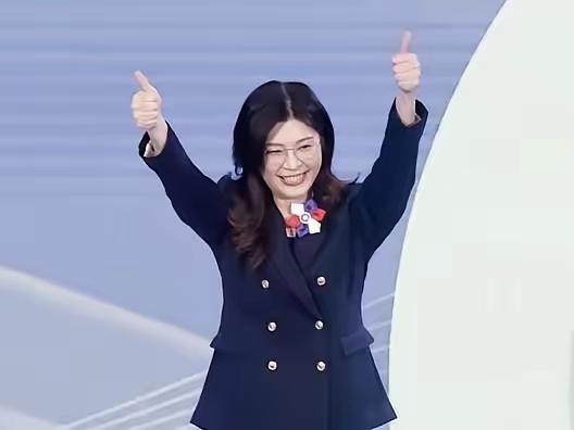 国民党主席郑丽文做了一个相当聪明的决定。路选对了，台湾同胞才能少走弯路。一家人之