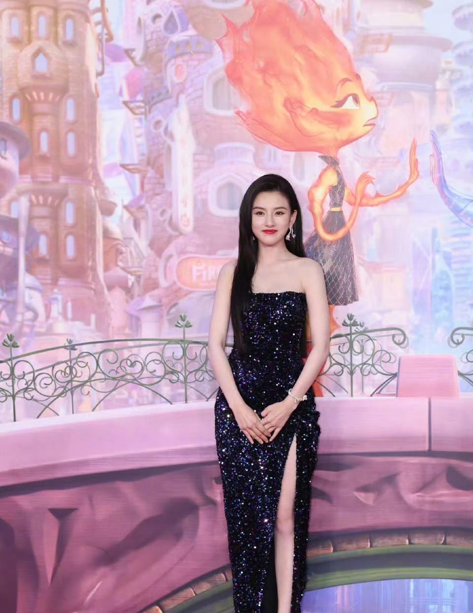 宋祖儿这两年真的是爆瘦，所以不要说她发腮了肿了这些话，她就是本身是小骨架因为精神
