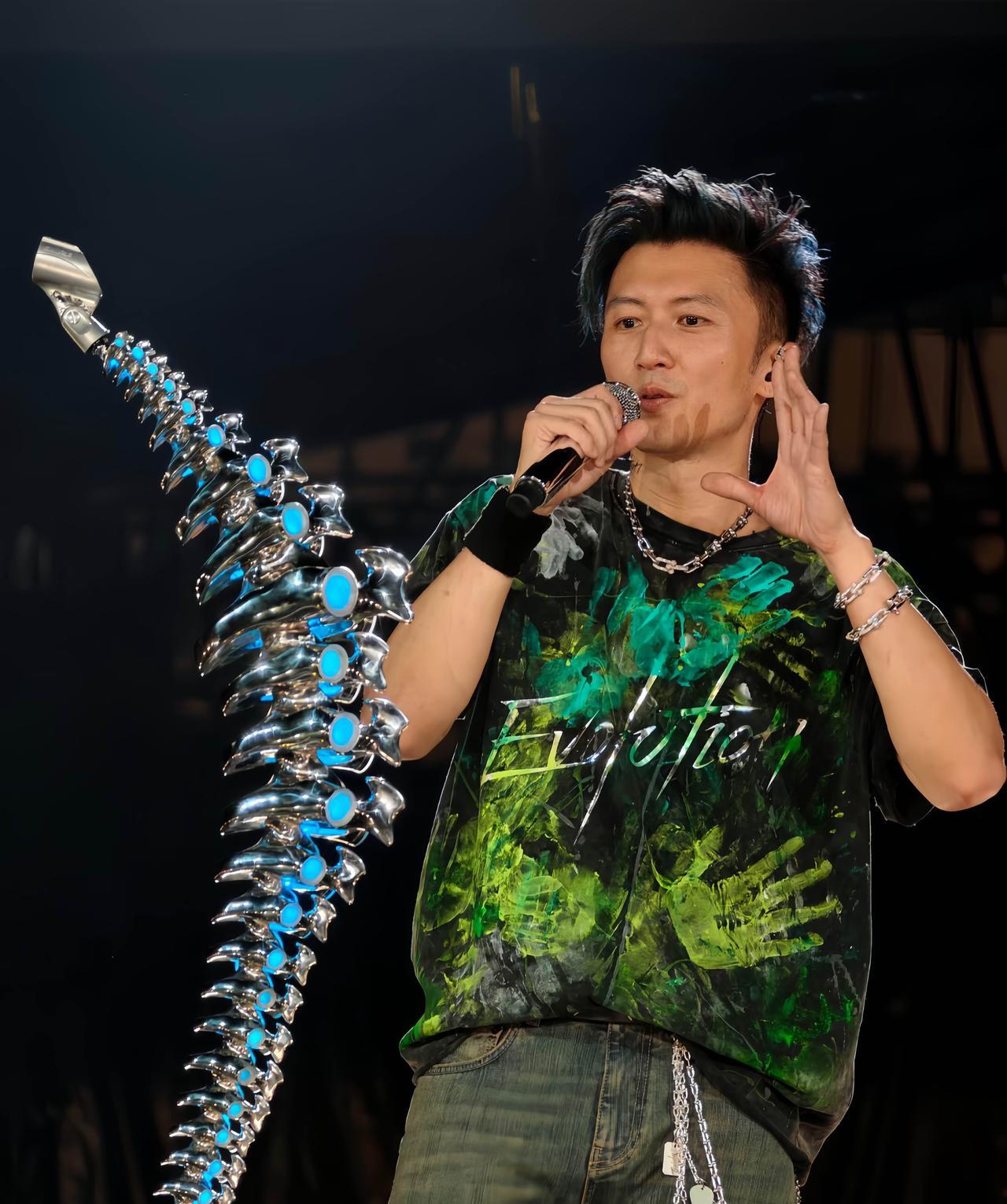 我朋友昨天去看了谢霆锋的演唱会，结果回来就脱粉了我赶紧问他怎么回事，难道是谢