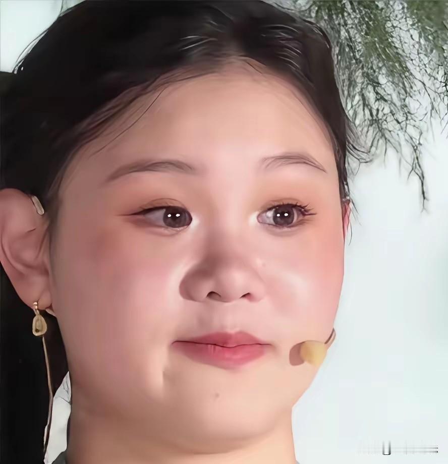 张家齐与全红婵两位跳水小将，都生得一双温润善良的眼眸，耳位高过眉骨，天生聪慧有福