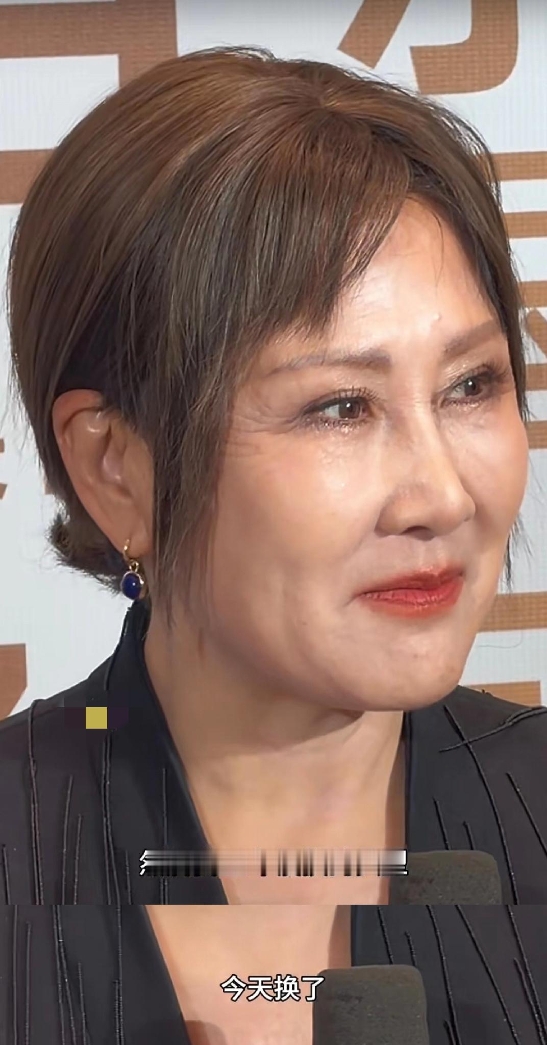 63岁的张凯丽越发放飞自我了！不仅穿超短裙配黑丝，还整上了假刘海！她自己笑言