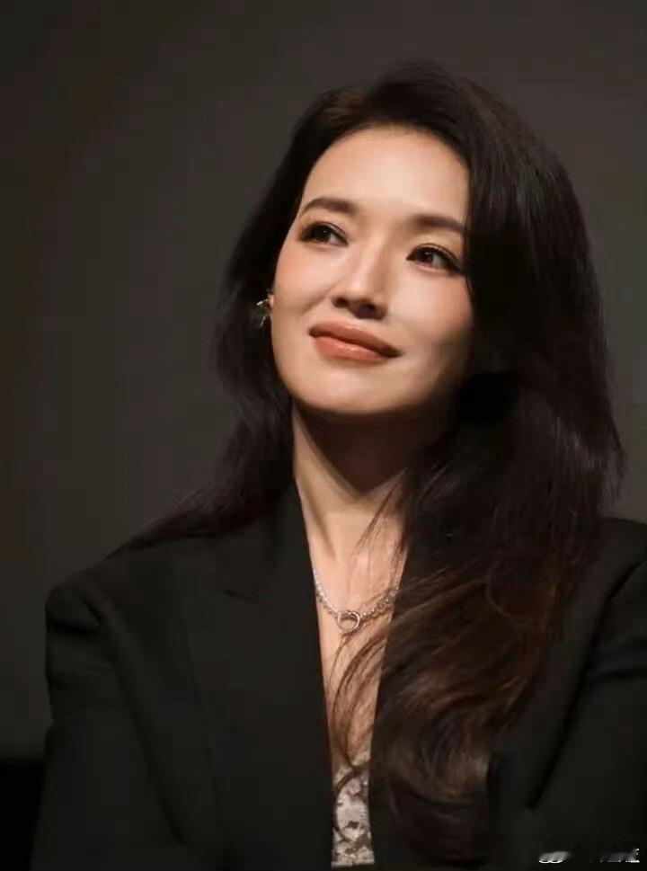 YU7代言人还是舒淇年龄从不是限制，舒淇越成熟越有韵味，眉眼间的通透与笃定，比少