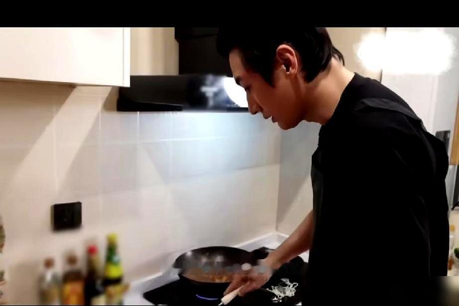 谭松韵拍《兰香如故》，被刘学义喂胖了。不是客套，是真往嘴里塞，片场投喂到体重直接上涨。两人刚进组还端