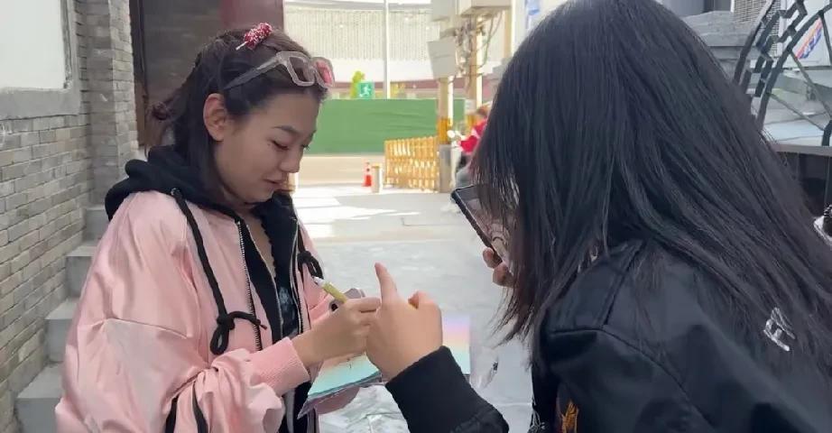 德云社演员赵芸一，演出结束遇到了粉丝，热情给粉丝签名合影，对粉丝送的礼物也表示感