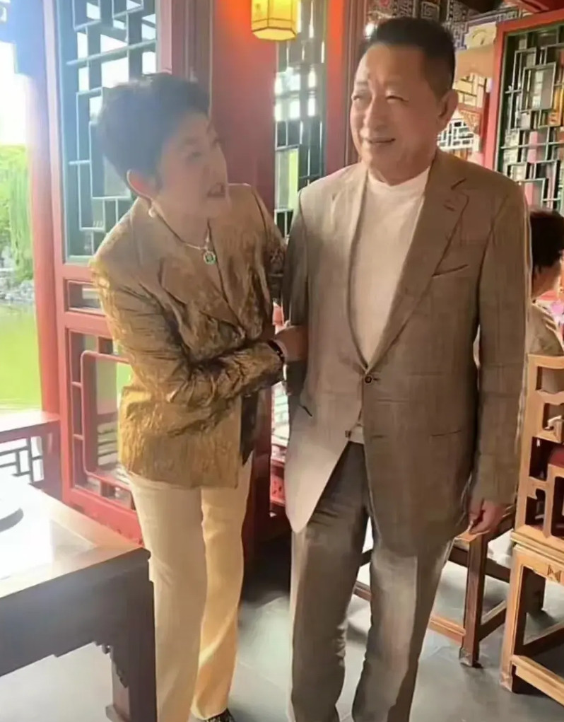 汪则翰真的是太受欢迎了，儿子汪小菲举办婚礼，他在吃喜酒的现场还被其他异性挽着手臂