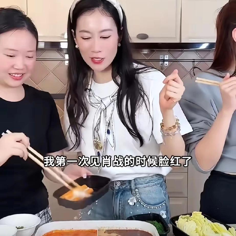温峥嵘说她头回见肖战，居然脸红了！应该是说《用尽我的一切奔向你》那个舞台