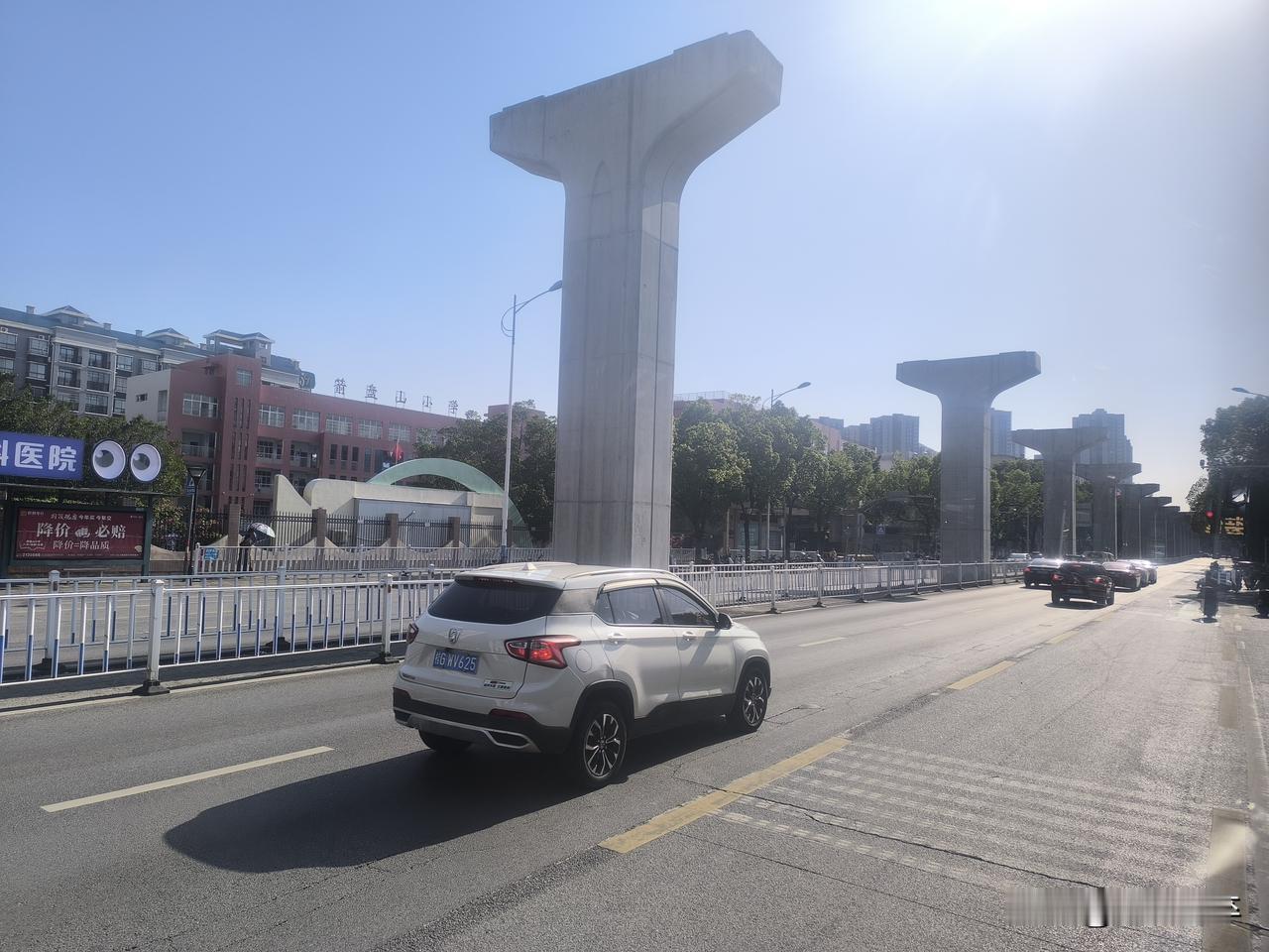 大家知道广西柳州街头这些大柱子是干嘛的吗？在广西柳州的街头，有一些路看到一排排