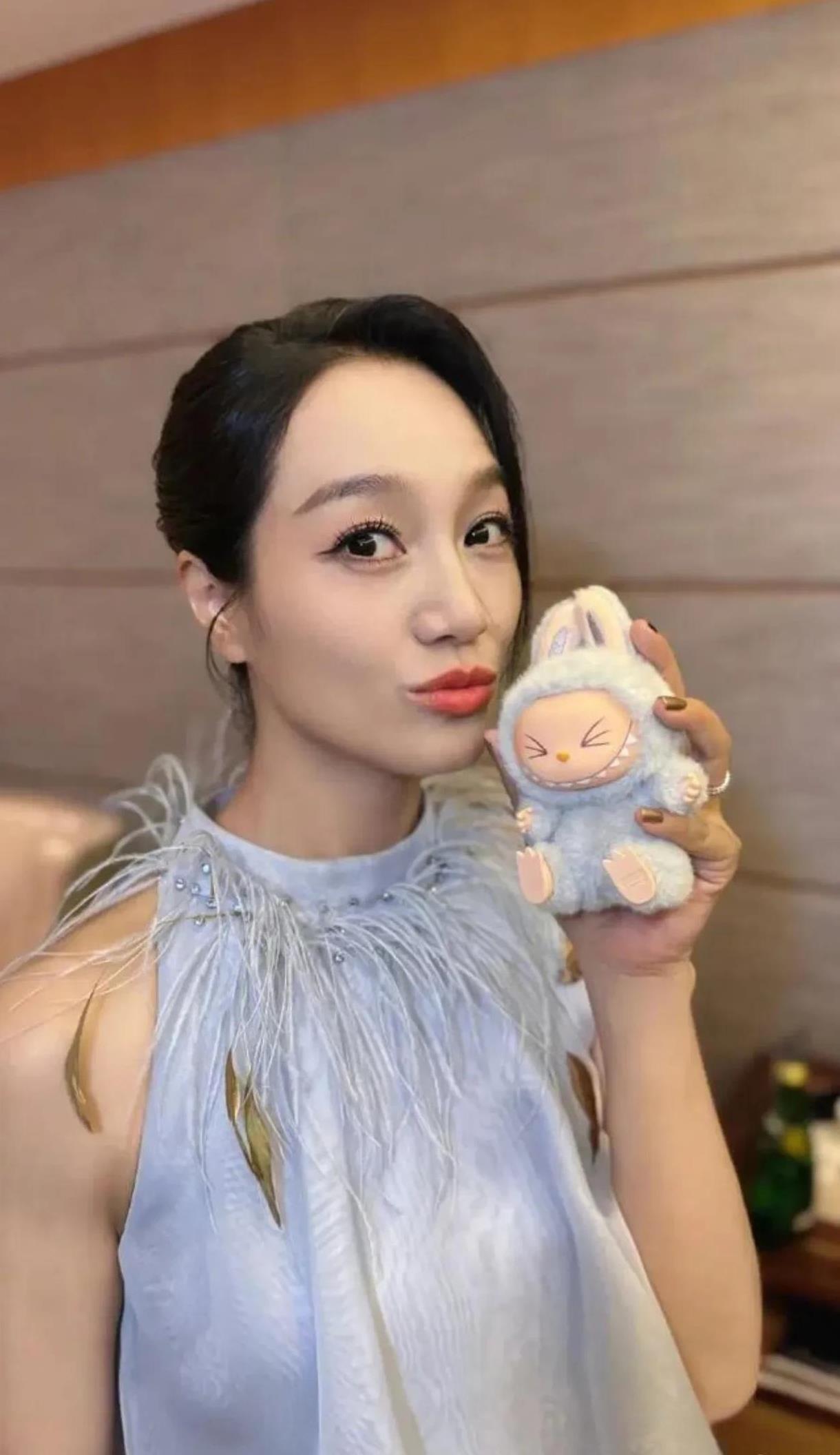 朱丹发长文道歉，澄清她女儿没有留级四年，她儿子上的是混龄班，她的本意是表达姐姐喂