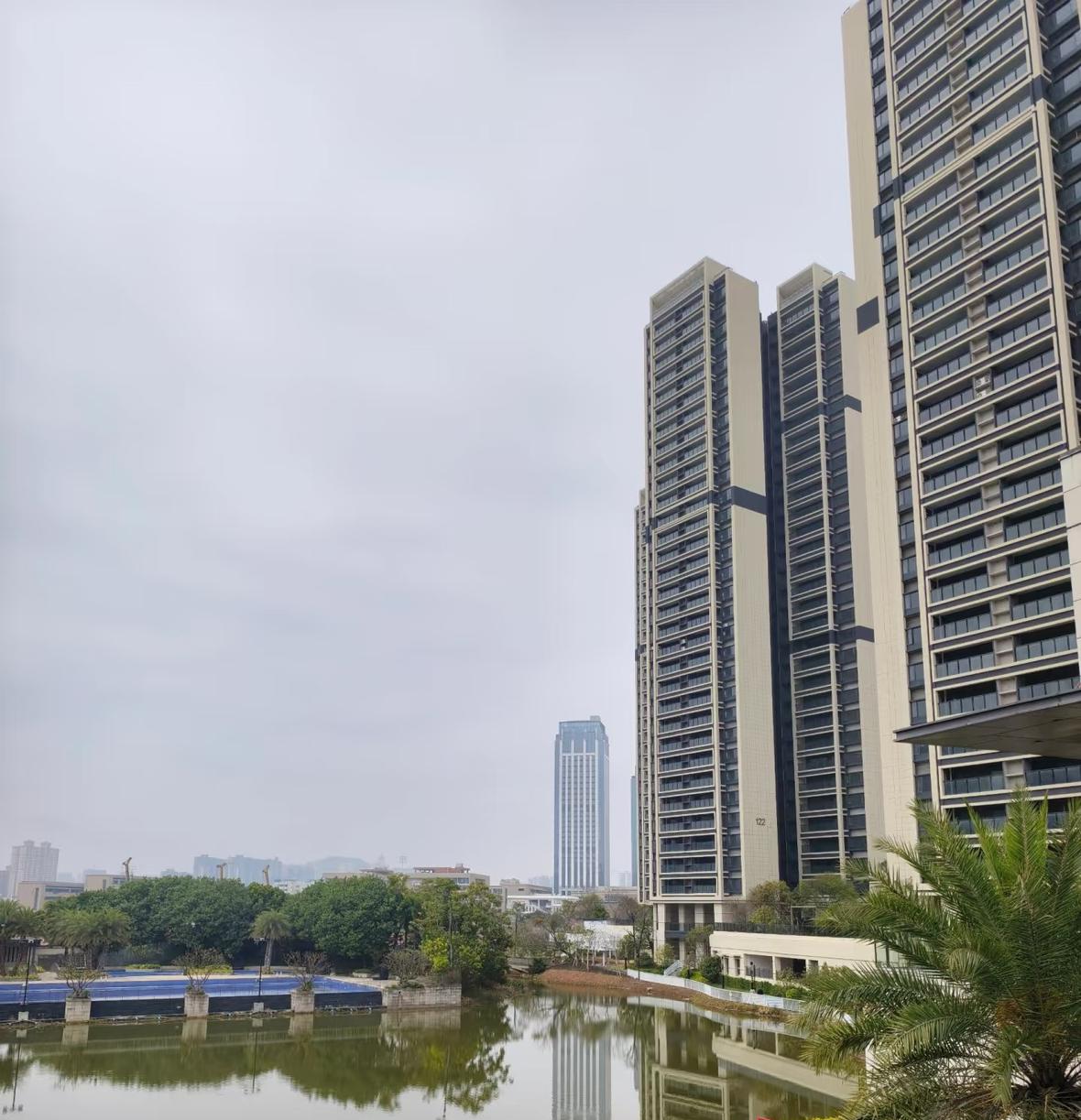 我在惠州三套房，全部都在2016年涨价潮之前买的，最高峰的时候，看着房价蹭蹭往上