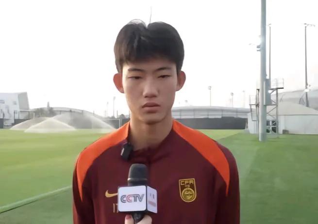 U17国足球员赵松源透露了比赛中主打开大脚长传战术的原因。在对阵卡塔尔U17的