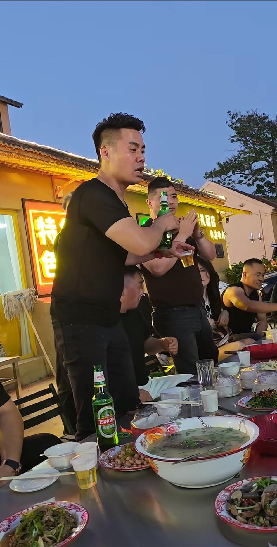 苏北“现金王”和沛县三哥，去了山东临沂小辫子大排档。小辫子大排档开业后，他们两个